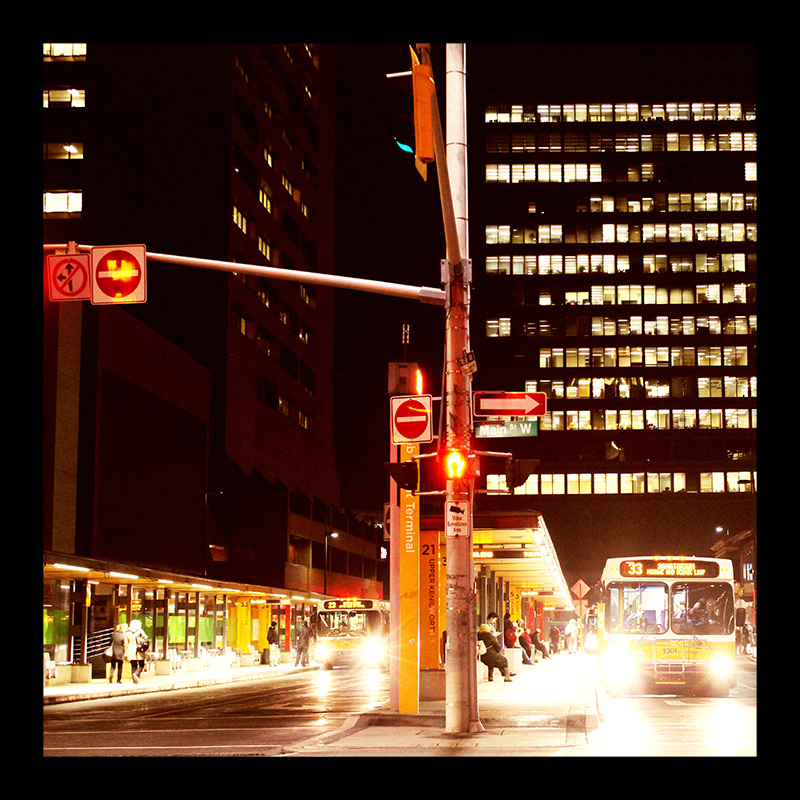 MacNab Street Buses, Hamilton (Ont). Photo by @erskinec