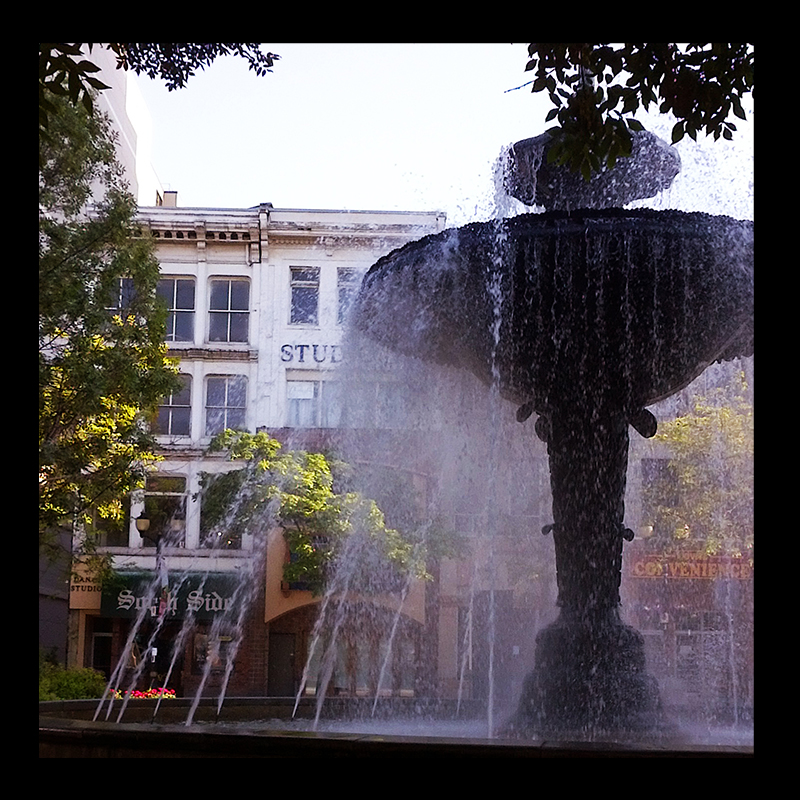 Gore Park, Hamilton (Ont). Photo by @erskinec
